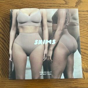 SKIMS SEAMLESS SCULPT MID WAIST THONG